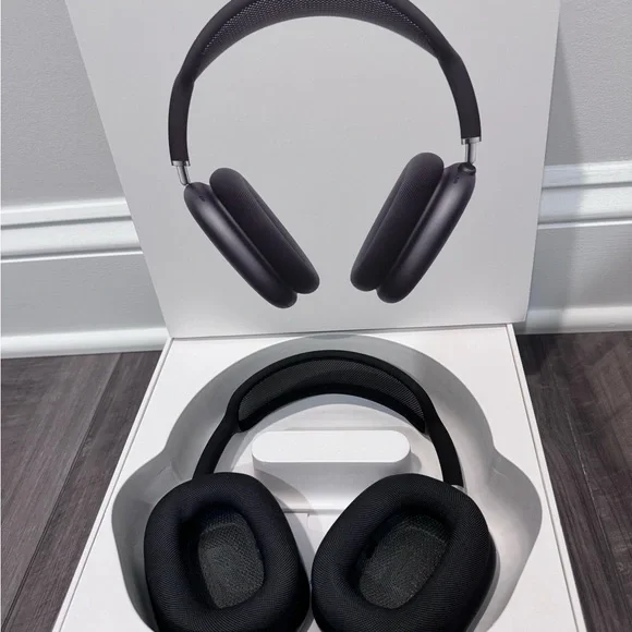 Space Grey Apple Airpods Max (New but open box)